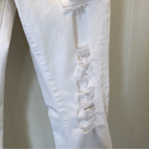 FRAME - Le Skinny de Jeanne Ripped Jeans • White - Picture 9 of 15